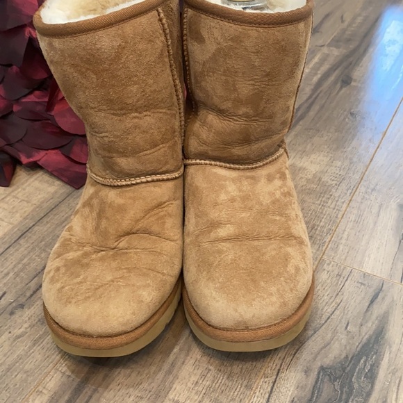 Ugg - Picture 3 of 9